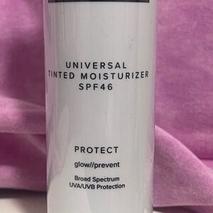 Universal Tinted Moisturizer SPF46 -